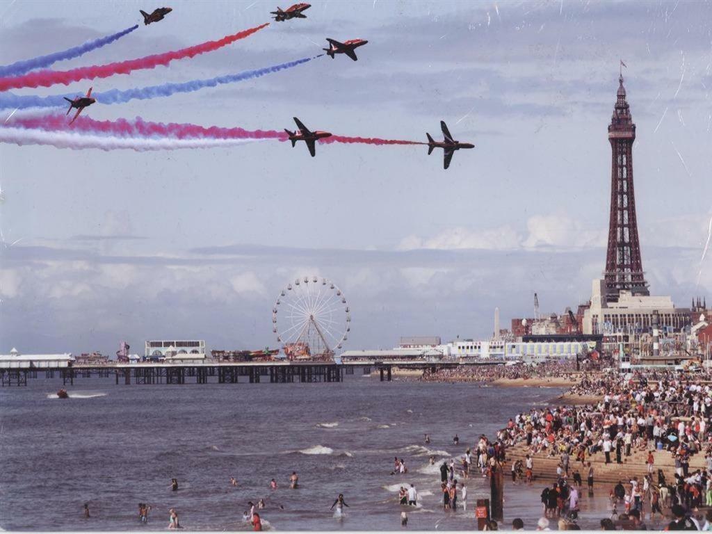 Bukhari Hotel Blackpool Bagian luar foto